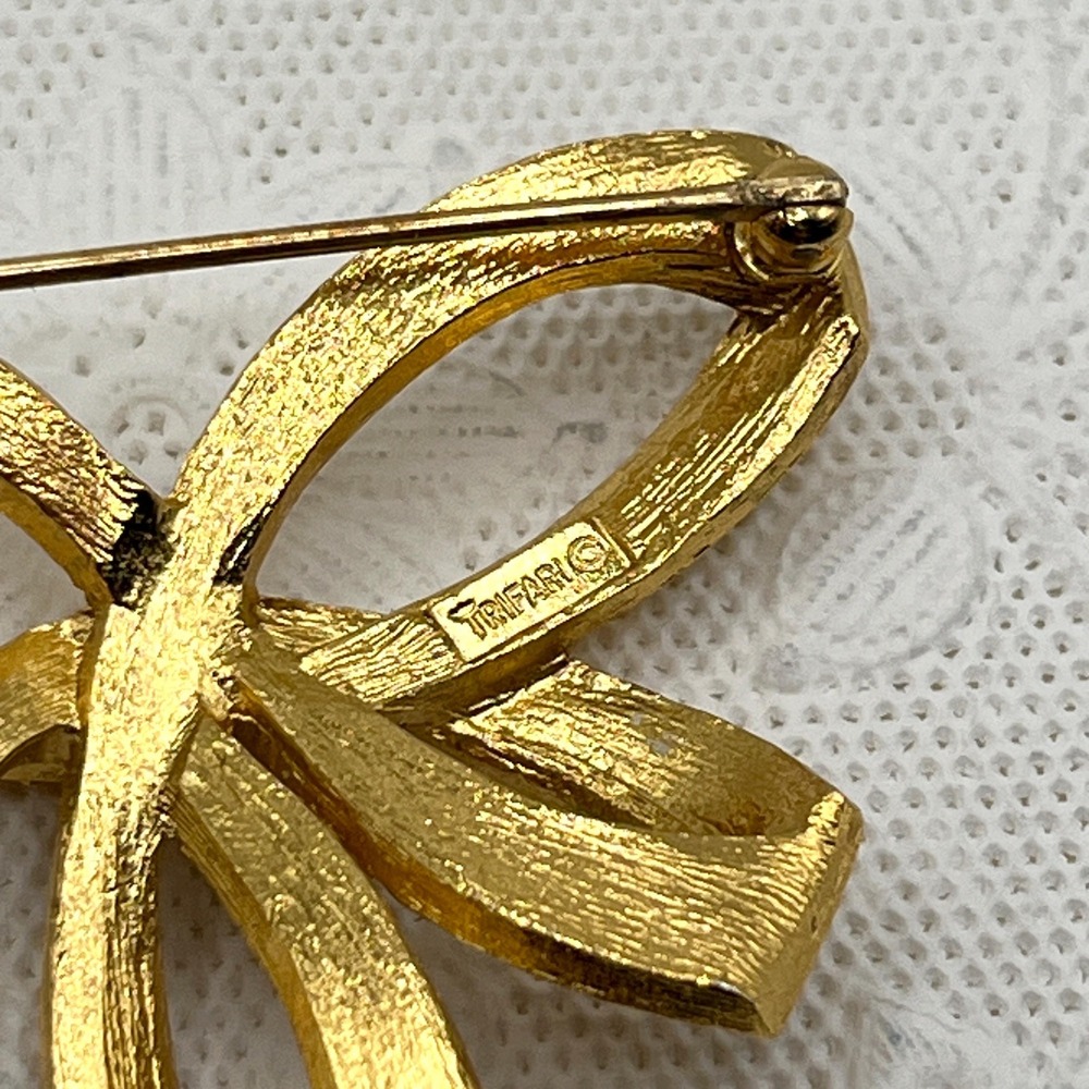 Vintage Crown Trifari Gold Tone Textured Studded Bow Ribbon Pin Brooch - Picture 8 of 12
